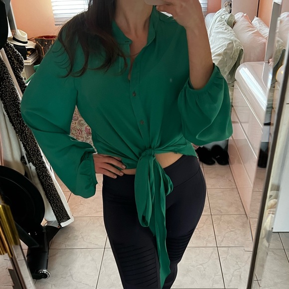 Flowy button down blouse with bottom tie! - Picture 3 of 6